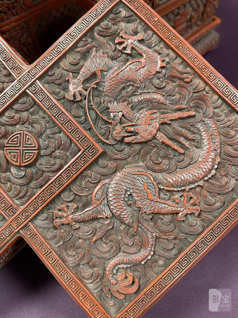 清乾隆 剔红双龙捧寿方胜式叠盒 - 图4